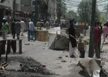 Pakistan’da polis aracına bombalı taarruz: 6 meyyit