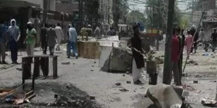 Pakistan’da polis aracına bombalı taarruz: 6 meyyit