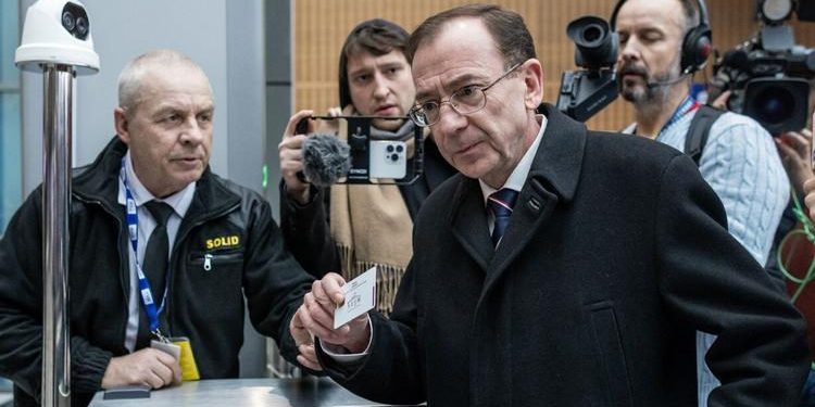 Polonya’da polis Cumhurbaşkanlığı Sarayı’nı bastı: Haklarında mahpus cezası olan eski İçişleri Bakanı Kaminski ve yardımcısı gözaltına alındı