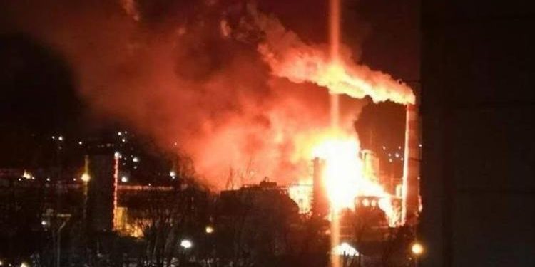Rusya’da petrol rafinerisinde yangın! Uçuşlar durdu…