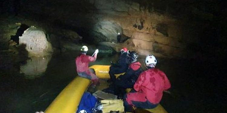 Slovenya mağarada mahsur kalan 5 kişi için alarma geçti