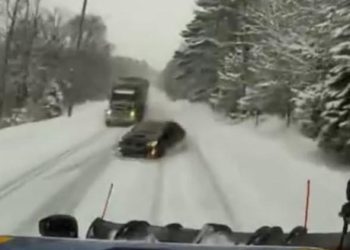 Sollamak isterken kar küreme aracına çarptı, ikiye bölündü