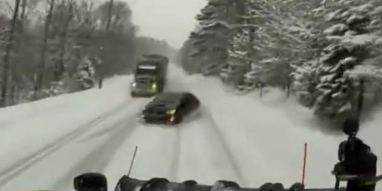 Sollamak isterken kar küreme aracına çarptı, ikiye bölündü