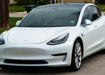 Tesla 1.6 milyon aracını geri çağırdı
