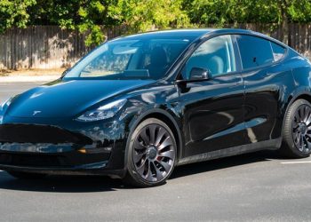 Tesla’dan büyük indirim! Yüzde 6 oranında fiyatları düşürdü