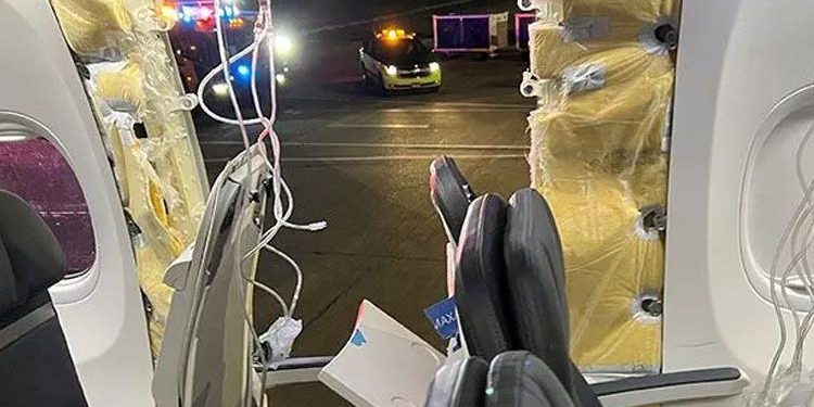 Uçağın acil çıkış kapısı havada kopmuştu, Boeing yanlışını kabul etti