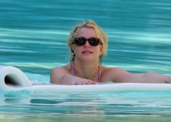 ‘Ünlü diye her istediğini yapamaz’ Yıldız ismin havuzunda çıplak yüzdüğü otele girişi yasaklandı