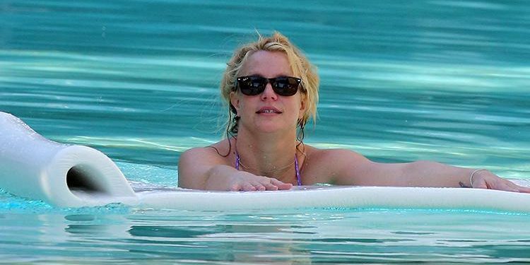 ‘Ünlü diye her istediğini yapamaz’ Yıldız ismin havuzunda çıplak yüzdüğü otele girişi yasaklandı