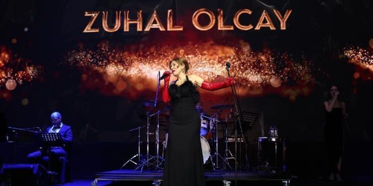 Ünlü isimler sahnede