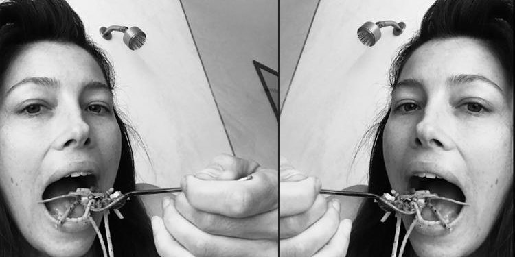 Ünlü oyuncu meskeninde neler yapıyormuş oysaki: En büyük zevkim banyo küvetinde atıştırmak!