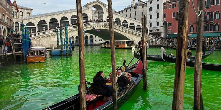 Venedik’ten radikal karar: 25 şahıstan fazla olan turist kümelerine yasak