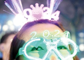 Yılbaşı gecesi görünümleri… Bir yanda kutlamalar öbür yanda bombalar