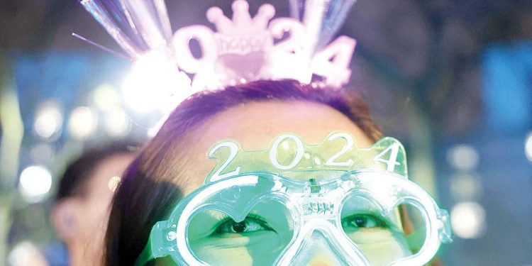 Yılbaşı gecesi görünümleri… Bir yanda kutlamalar öbür yanda bombalar