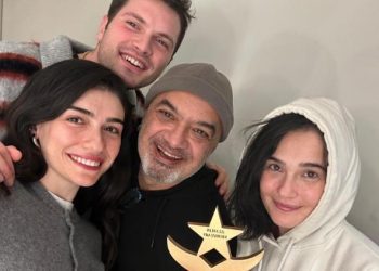 Yılın en beğenilen tiyatro oyunu: “Timsah Ateşi”