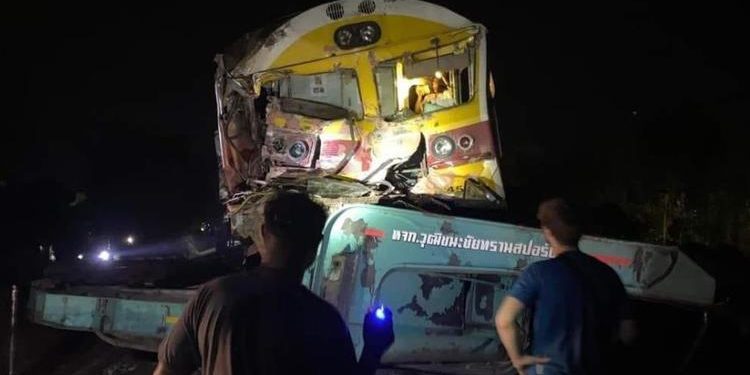 Yolcu treni hemzemin geçitteki vince çarptı