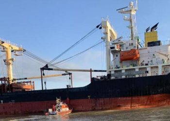 Yük gemisi mayına çarptı: 2 yaralı