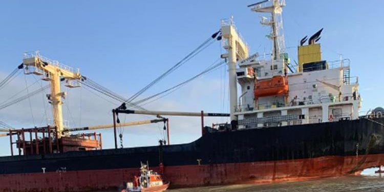 Yük gemisi mayına çarptı: 2 yaralı