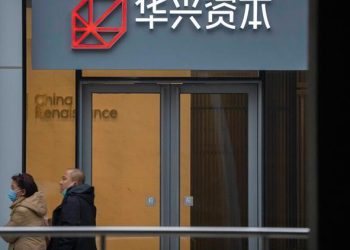 1 yıldır kayıp milyarder bankacı istifa etti