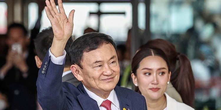 15 yıllık sürgünden sonra ülkesine dönmüştü… Tayland’ın eski Başbakanı Thaksin’e kaideli tahliye