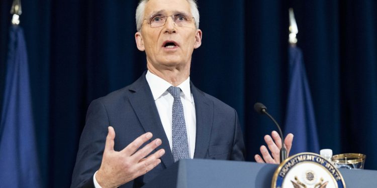 NATO Genel Sekreteri Stoltenberg, Avrupa ülkelerine silah üretimini artırma çağrısında bulundu