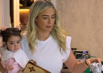 ‘Al canım oyna… Nasıl olsa babanın çok parası var’… Milyonluk çantalarını küçük kızına oyuncak etti