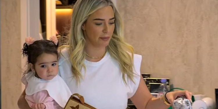 ‘Al canım oyna… Nasıl olsa babanın çok parası var’… Milyonluk çantalarını küçük kızına oyuncak etti