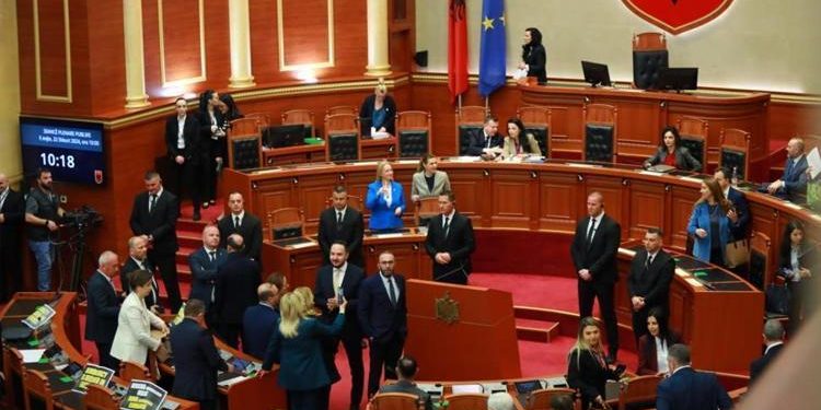 Arnavutluk göçmen muahedesine onayı verdi