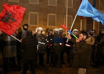 Arnavutluk’ta muhaliflerden hükümet binasına molotof kokteylli atak