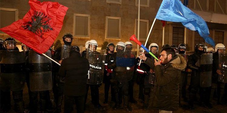 Arnavutluk’ta muhaliflerden hükümet binasına molotof kokteylli atak