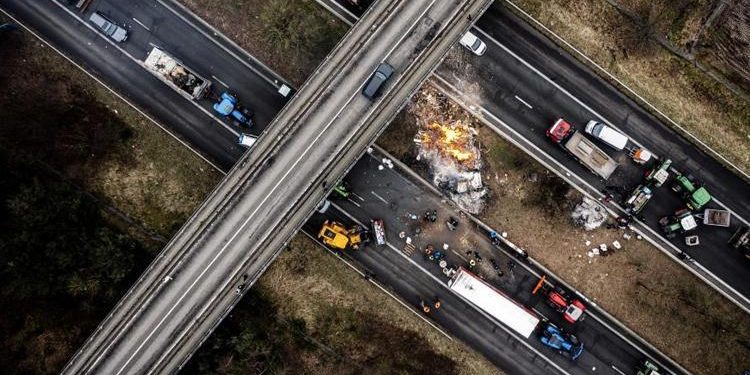 Avrupalı çiftçiler bugün de Belçika-Hollanda hududunu kapattı