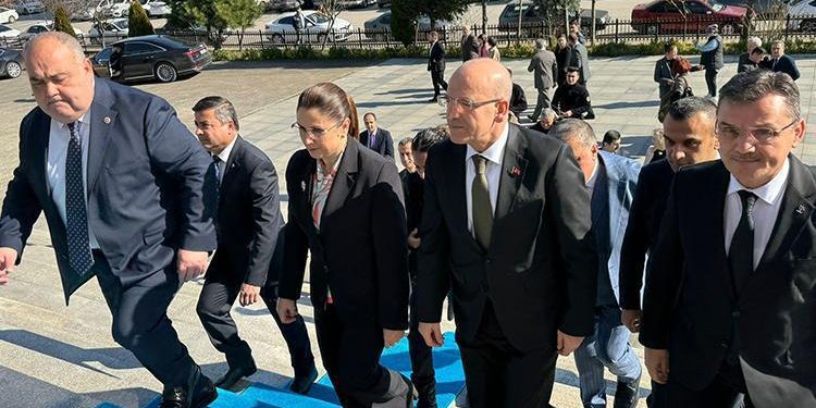 Bakan Şimşek, Bartın’da iş insanlarıyla bir ortaya geldi
