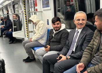 Bakan Uraloğlu, Gayrettepe-Kağıthane Metro Çizgisi’ni kullandı