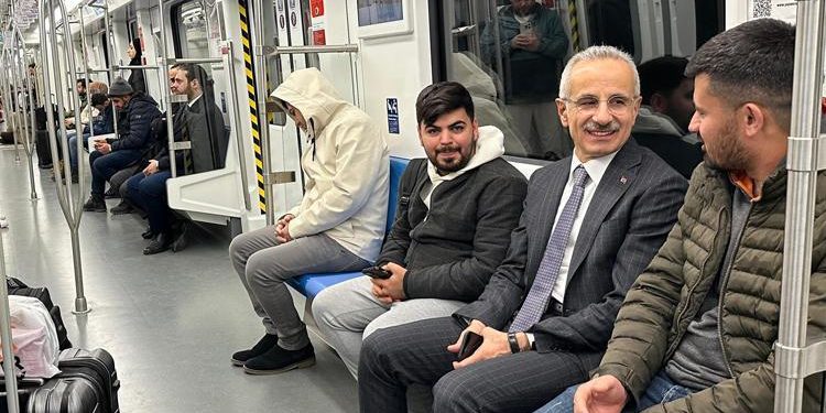 Bakan Uraloğlu, Gayrettepe-Kağıthane Metro Çizgisi’ni kullandı