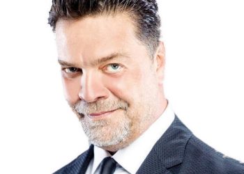 Beyazıt Öztürk’ten depremzedeler için şov