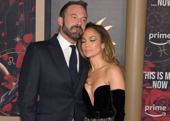 Biliyorum bana doyamıyorsun… Odaya girdim bir de ne göreyim! Herkesin elinde ona yazdığım aşk mektupları