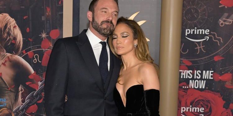 Biliyorum bana doyamıyorsun… Odaya girdim bir de ne göreyim! Herkesin elinde ona yazdığım aşk mektupları