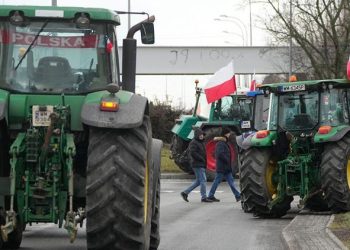 Bir çiftçi protestosu da Polonya’da! Ukrayna sonunu kapatıp, mısırı demir yoluna döktüler…