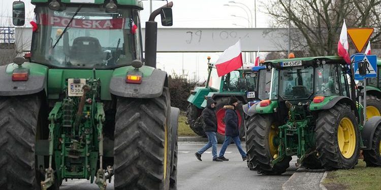 Bir çiftçi protestosu da Polonya’da! Ukrayna sonunu kapatıp, mısırı demir yoluna döktüler…