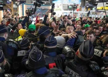 Çiftçilerden Macron’un katıldığı tarım fuarına baskın