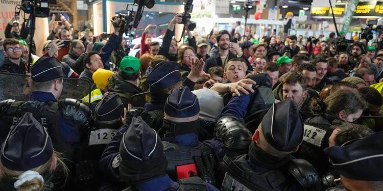 Çiftçilerden Macron’un katıldığı tarım fuarına baskın