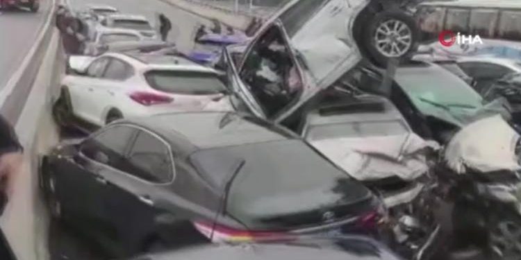 Çin soğuk havanın tesiri altında!Buzlanma nedeni ile 100’den fazla araç birbirine girdi