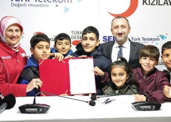 Depremzede öğrencilere eğitim ve teknoloji dayanağı