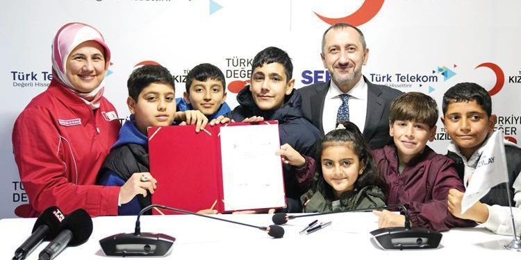 Depremzede öğrencilere eğitim ve teknoloji dayanağı