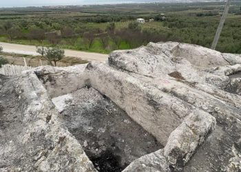 Dinamitle patlattılar, asitle eritmeye çalıştılar… 2000 yıllık kaya mezar definecilerin maksadı olmuştu… Jandarma suçüstü yakaladı!