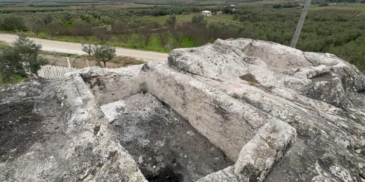 Dinamitle patlattılar, asitle eritmeye çalıştılar… 2000 yıllık kaya mezar definecilerin maksadı olmuştu… Jandarma suçüstü yakaladı!