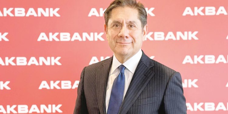 En büyük banka olmak için yola çıktıklarını söyleyen Akbank Genel Müdürü Kaan Gür: Mecburî karşılığa faiz kredi iştahını artırır
