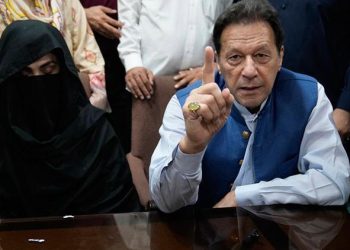 Eski Pakistan Başbakanı ve eşine yasa dışı evlilikten mahpus cezası