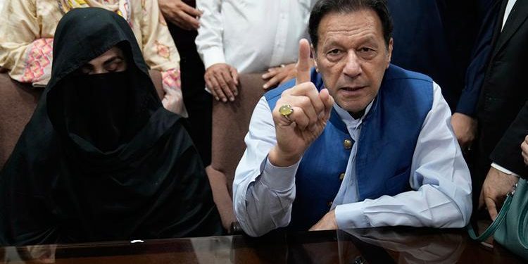 Eski Pakistan Başbakanı ve eşine yasa dışı evlilikten mahpus cezası