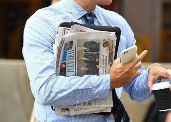 Fransa’nın kuzeyindeki Seine-Port kasabasında kamusal alanda akıllı telefon kullanımı yasaklandı