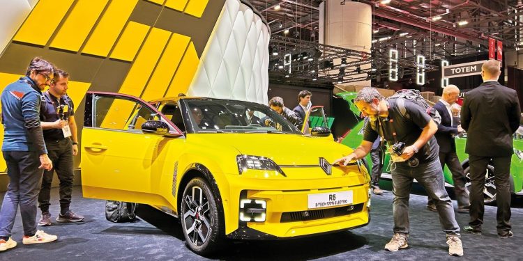 Fuardaki tek Avrupalı Renault, Çinlilerin tam karşısında ‘uygun fiyatlı elektrikli’ tanıttı… Çin akınına karşı Fransız ‘5’lisi